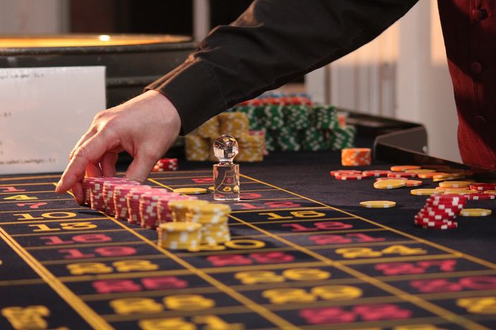 Diventare croupier: pro e contro di una professione misteriosa Diventare croupier: pro e contro di una professione misteriosa