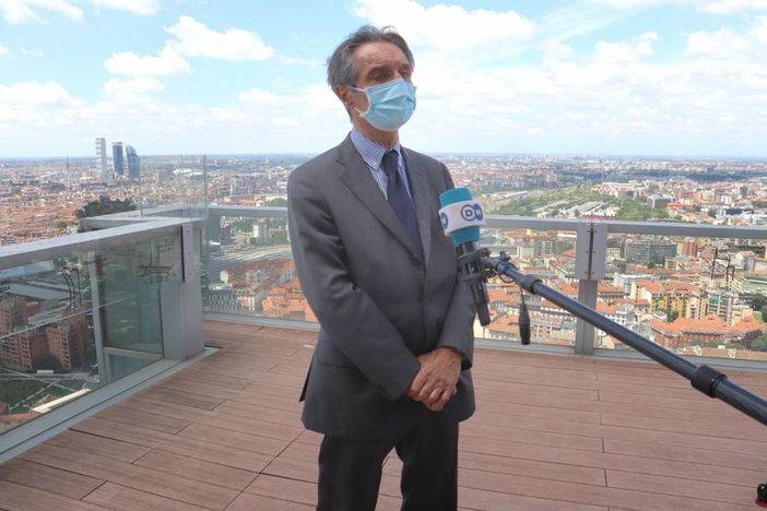 Fontana: «I negozi da domenica possono riaprire, le seconde e terze classi delle medie da lunedì torneranno a fare lezione in presenza»