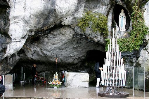 Per la prima volta nella storia chiude il Santuario di Lourdes: al via una catena di preghiere in tutto il mondo dalla Grotta delle Apparizioni