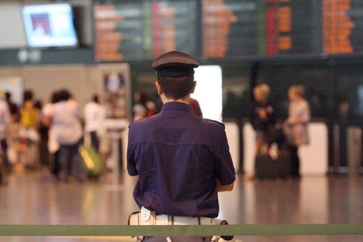 Chiede aiuto alla polizia armato di spranga nell'area check in di Malpensa: denunciato nigeriano Chiede aiuto alla polizia armato di spranga nell'area check in di Malpensa: denunciato nigeriano