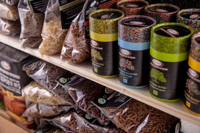 Valorizzare gli articoli esposti in negozio con gli scaffali