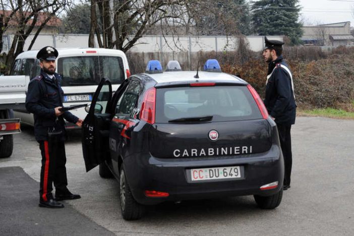 Sedriano: 53enne ubriaco semina scompiglio, neutralizzato con lo spray al peperoncino
