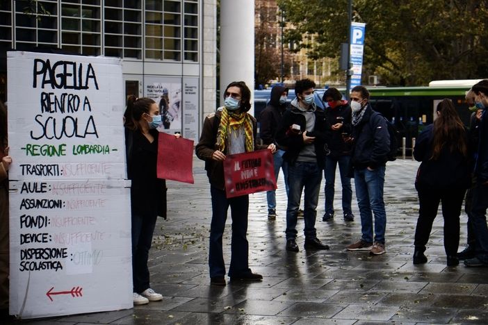 Presidio degli studenti a palazzo Lombardia contro la didattica a distanza Presidio degli studenti a palazzo Lombardia contro la didattica a distanza