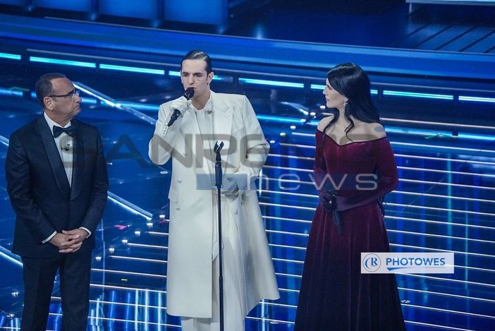 Achille Lauro commuove l’Ariston con il brano dedicato alle vittime di Crans-Montana Achille Lauro commuove l’Ariston con il brano dedicato alle vittime di Crans-Montana