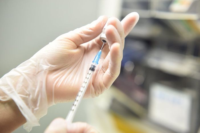 Cagliari, tenta di farsi vaccinare al posto di un No Vax… per una cena: arrestato.