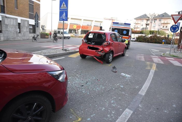 Vigevano: tamponamento tra due auto alla rotatoria di viale Mazzini