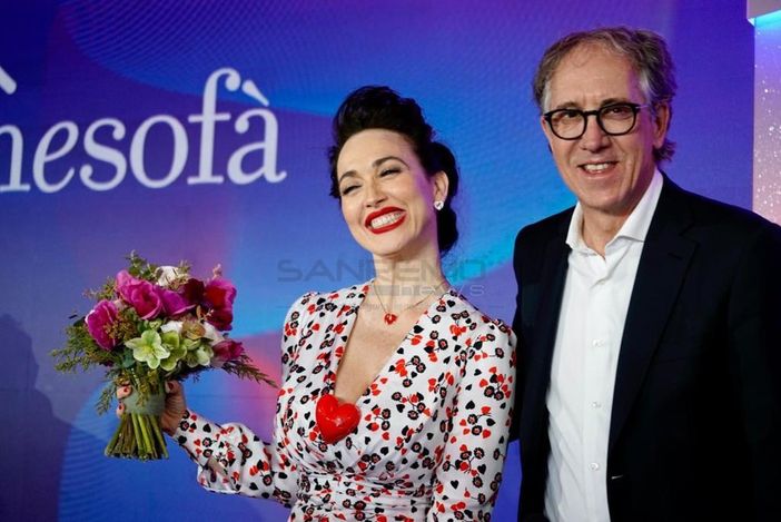 Il sindaco di Alberto Biancheri in conferenza stampa con l'attrice Chiara Francini Il sindaco di Alberto Biancheri in conferenza stampa con l'attrice Chiara Francini