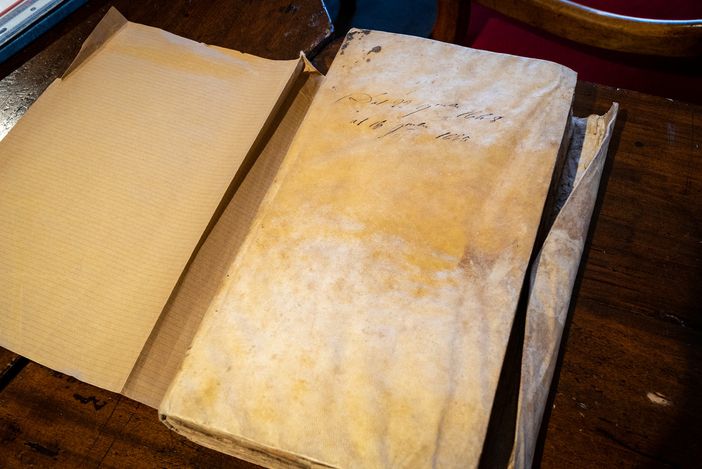 Broni riscopre i suoi tesori d’archivio: riemerge dalla polvere la prima deliberazione del consiglio comunale del 1648