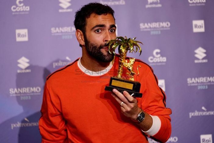 Marco Mengoni con il premio del 73° Festival di Sanremo Marco Mengoni con il premio del 73° Festival di Sanremo