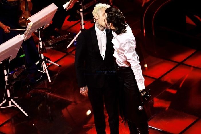 Rosa Chemical si scatena e bacia Fedez davanti al pubblico dell'Ariston: &quot;Questo è il Festival dell'Amore&quot;