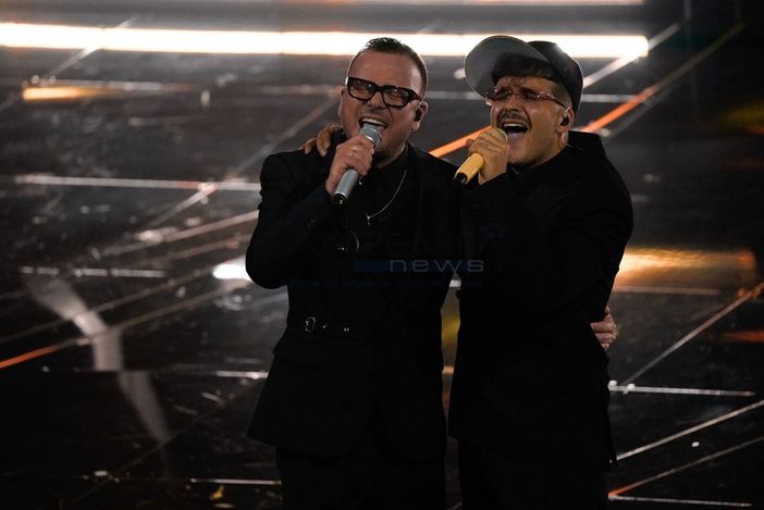 Sanremo 2024, Geolier vince la serata cover tra i fischi dell'Ariston: "Non mi sento di aver rubato la vittoria" Sanremo 2024, Geolier vince la serata cover tra i fischi dell'Ariston: "Non mi sento di aver rubato la vittoria"
