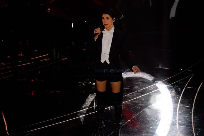 Standing ovation per Giorgia e la sua "E poi": trent'anni fa l'esordio al Festival di Sanremo Standing ovation per Giorgia e la sua "E poi": trent'anni fa l'esordio al Festival di Sanremo
