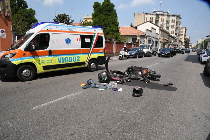 Vigevano: scontro tra auto e moto, soccorso un 16enne Vigevano: scontro tra auto e moto, soccorso un 16enne