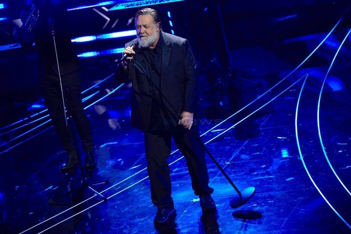 Sanremo 2024, Russell Crowe e la sua band infiammano il palco dell'Ariston, ma non manca lo scherzo su John Travolta Sanremo 2024, Russell Crowe e la sua band infiammano il palco dell'Ariston, ma non manca lo scherzo su John Travolta