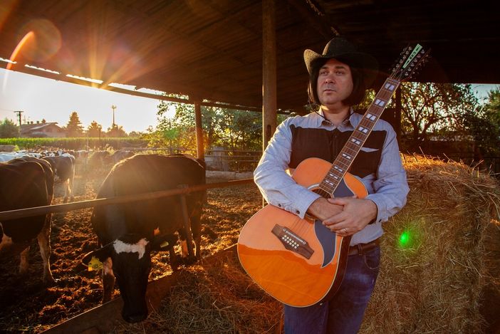 Ruggero de I Timidi dal vivo al &quot;Cowboys Guest Ranch&quot; di Voghera in versione country