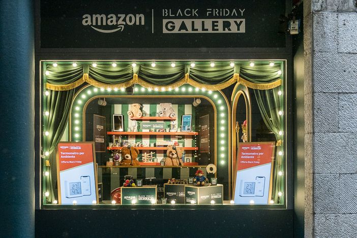 Milano, inaugurata la Black Friday Gallery di Amazon Milano, inaugurata la Black Friday Gallery di Amazon