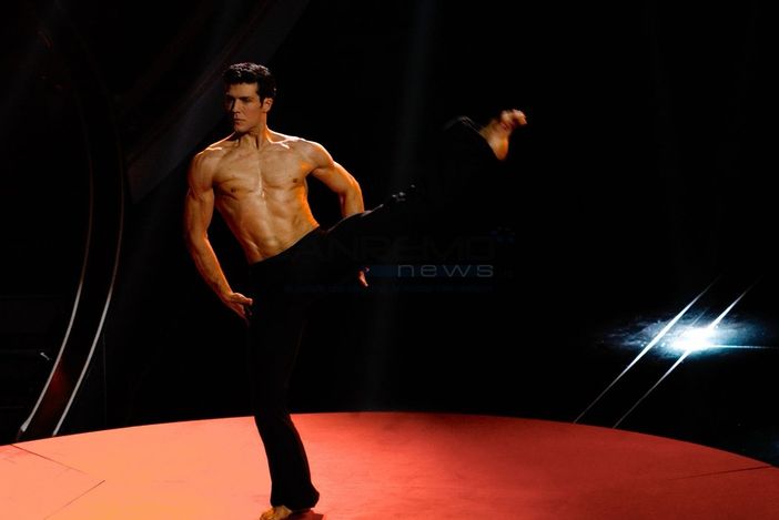 Roberto Bolle lascia senza fiato con il suo Bolero: l'étoile brilla sul palco dell'Ariston