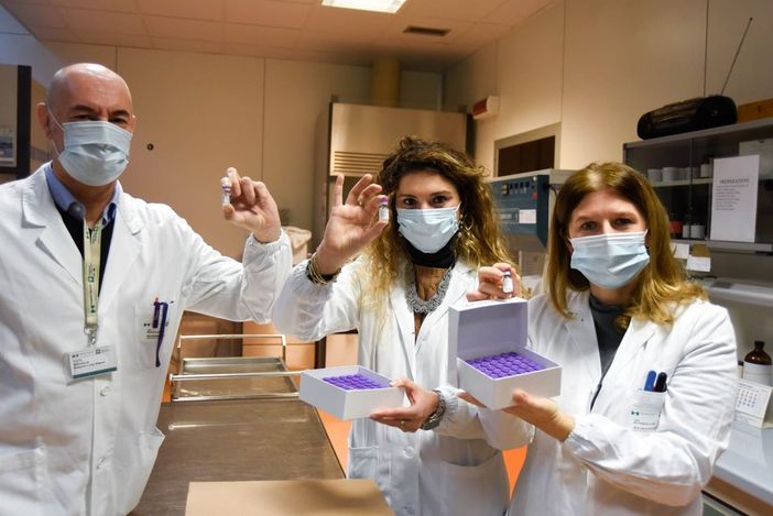 In Lombardia superate le centomila vaccinazioni anti Covid. Monti: «Se non arrivano scorte domenica saremo costretti a fermarci»