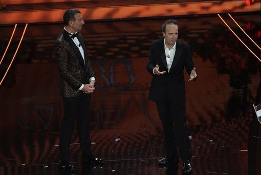 Benigni canta la sua “cover” a Sanremo: il Cantico dei Cantici porta l’erotismo all’Ariston