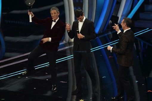 Novak Djokovic a Sanremo canta "Terra promessa" e palleggia con Fiorello