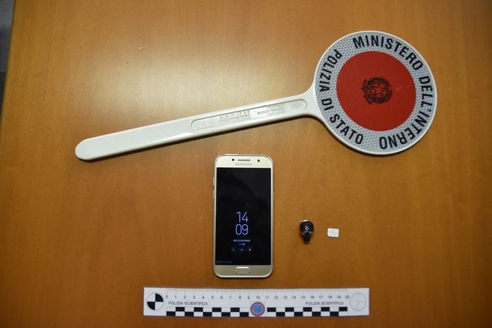 Pavia: all'esame della patente con un auricolare, denunciato un egiziano per falso