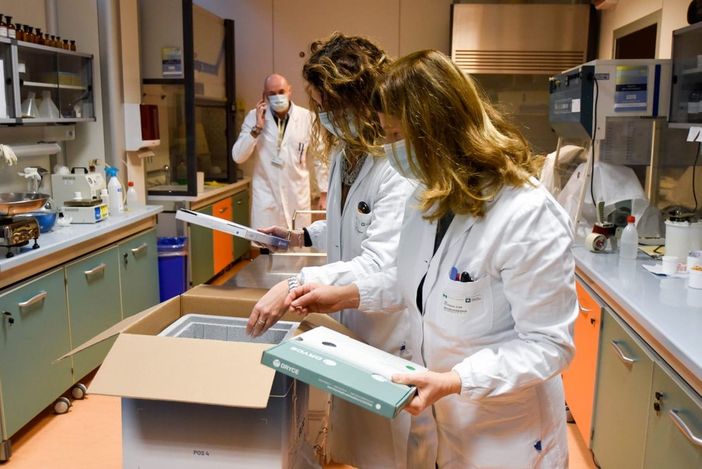 Vaccini Pfizer in ritardo in Lombardia, slitta la "Fase 2". A breve prime consegne di Moderna e AstraZeneca