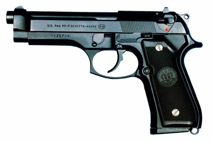 Legnano, punta pistola sui passanti: i carabinieri arrestano un 38enne