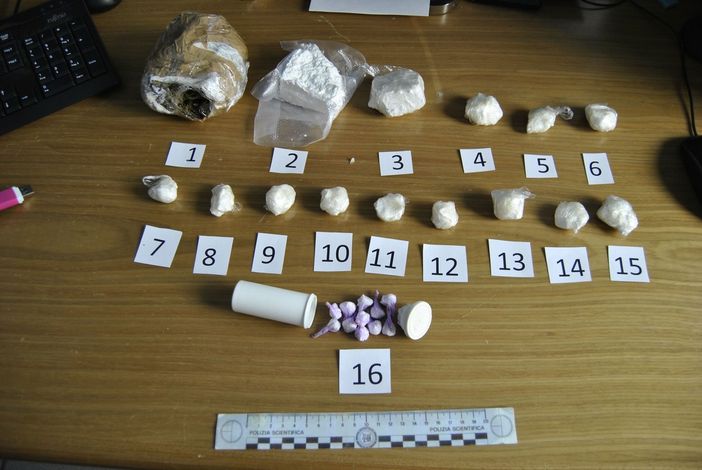 Vigevano: trovato con oltre 300 grammi di sostanze stupefacenti e 18mila euro in contanti, arrestato un 59enne Vigevano: trovato con oltre 300 grammi di sostanze stupefacenti e 18mila euro in contanti, arrestato un 59enne