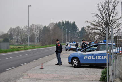 Vigevano, controlli della Polizia di Stato: identificate 76 persone e 38 veicoli Vigevano, controlli della Polizia di Stato: identificate 76 persone e 38 veicoli