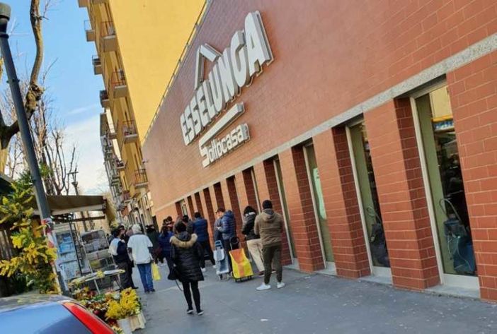 Da Esselunga in gruppi, all’Iper (Magenta) è già coda: un film già visto
