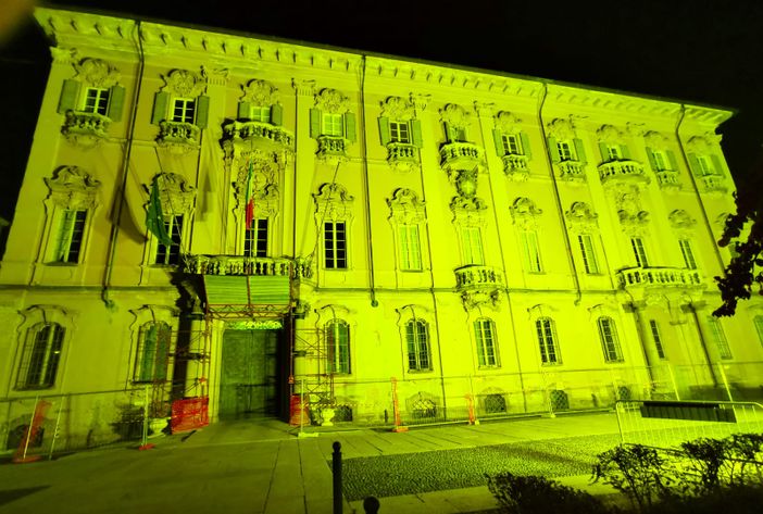 Pavia: Palazzo Mezzabarba e la Provincia Pavese illuminati d'oro per i bambini malati di tumore Pavia: Palazzo Mezzabarba e la Provincia Pavese illuminati d'oro per i bambini malati di tumore