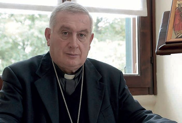 Invade l’altare durante Messa del Vescovo di Novara: fermato Invade l’altare durante Messa del Vescovo di Novara: fermato