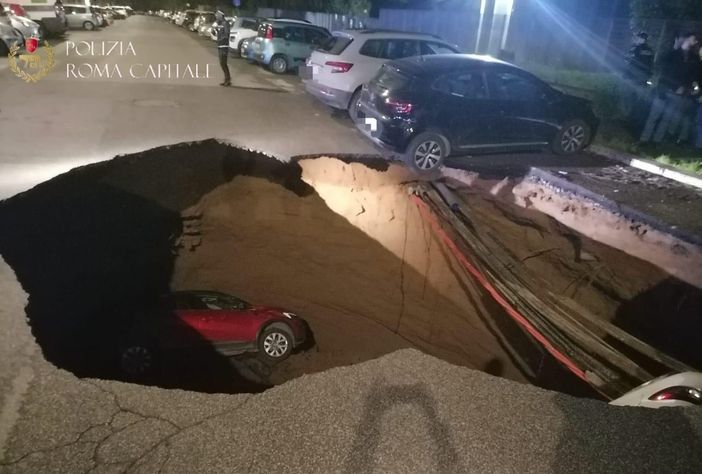 LA FOTO. Roma, si apre voragine: due auto inghiottite LA FOTO. Roma, si apre voragine: due auto inghiottite