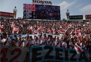 Tifoso del River Plate brucia l'auto, poi con soldi assicurazione vola al Mondiale per Club - Video