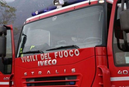 Vigevano: fiamme in un deposito di corso Genova, sul posto i Vigili del fuoco e strada chiusa al traffico