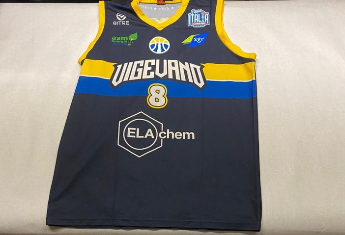 Basket: le maglie della storica promozione in serie A2 all'asta per sostenere le trasferte dei tifosi gialloblu