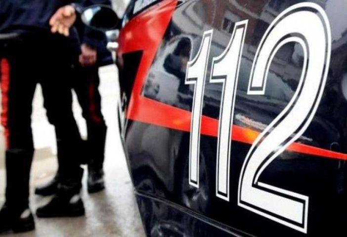 Galliate, blitz dei carabinieri in un laboratorio tessile: attività sospesa e multe per oltre 150mila euro