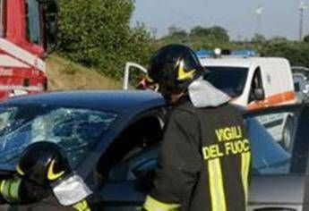 Scontro mortale in A1 tra auto e furgone: perdono la vita moglie e marito, gravi i figli