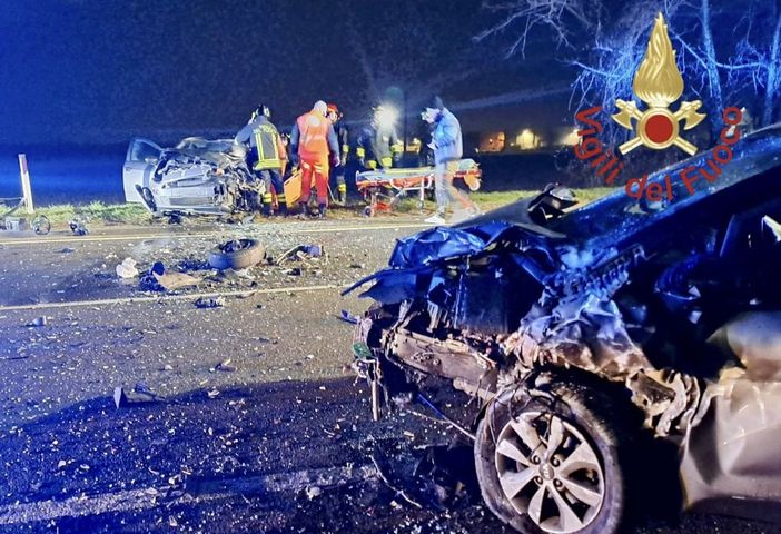 Pauroso schianto all'alba nel Comasco: auto distrutte, due feriti Pauroso schianto all'alba nel Comasco: auto distrutte, due feriti