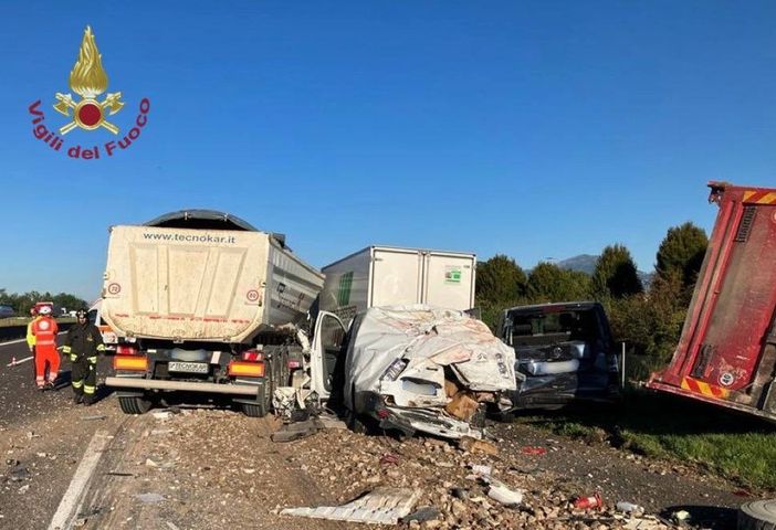 Spaventoso incidente in A4: si schiantano tra camion, un furgone e un'auto Spaventoso incidente in A4: si schiantano tra camion, un furgone e un'auto