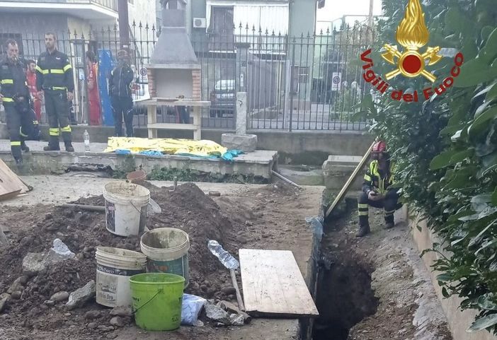 Resta sepolto da un crollo mentre lavora in garage e muore. Tragedia nel Milanese Resta sepolto da un crollo mentre lavora in garage e muore. Tragedia nel Milanese