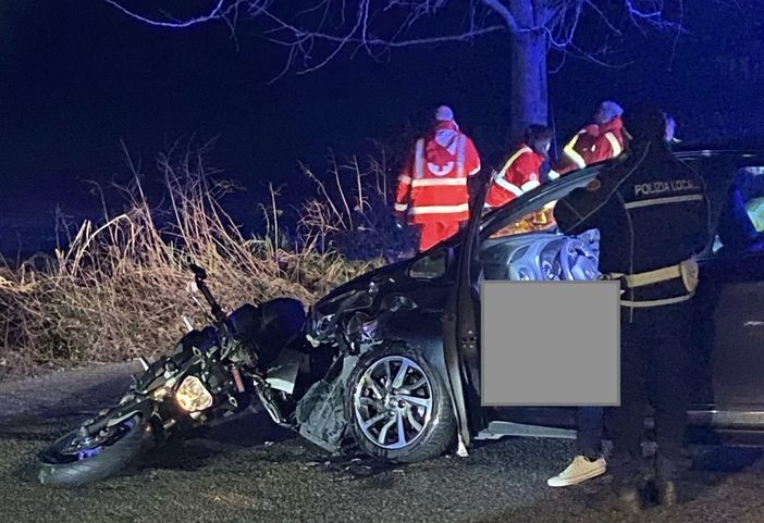 Scontro tra auto e moto, due feriti a Busto