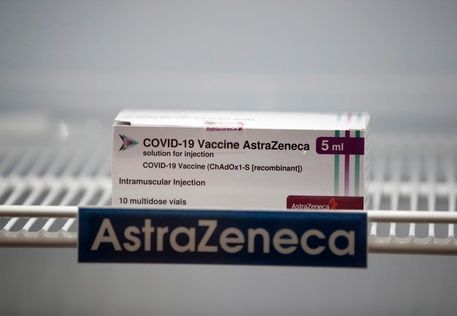 AstraZeneca: &quot;Nessun aumento del rischio. Su 17 milioni di vaccinati, 37 eventi di embolia e trombosi&quot;