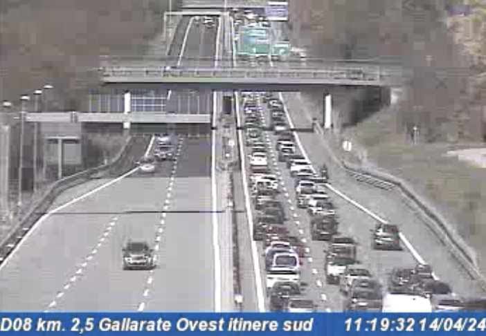 La coda sulla diramazione vista dalle webcam di Autostrade per l'Italia La coda sulla diramazione vista dalle webcam di Autostrade per l'Italia