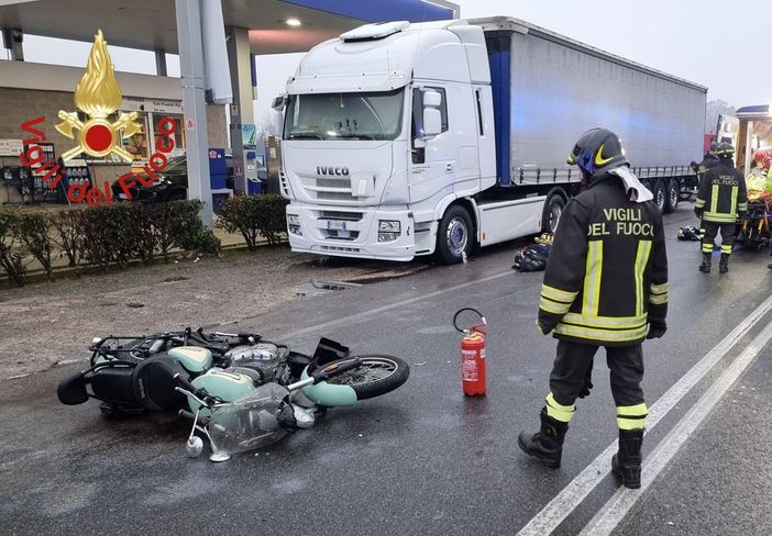 Moto contro auto nel Comasco, ventitrenne finisce sotto un camion in sosta: è grave Moto contro auto nel Comasco, ventitrenne finisce sotto un camion in sosta: è grave