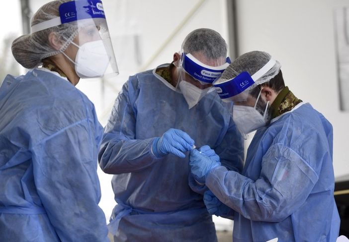 Prezzo dei tamponi, scontro in Regione: «In Lombardia negata l'equità per i cittadini». La replica: «Nell'86% dei casi già gratuiti» Prezzo dei tamponi, scontro in Regione: «In Lombardia negata l'equità per i cittadini». La replica: «Nell'86% dei casi già gratuiti»