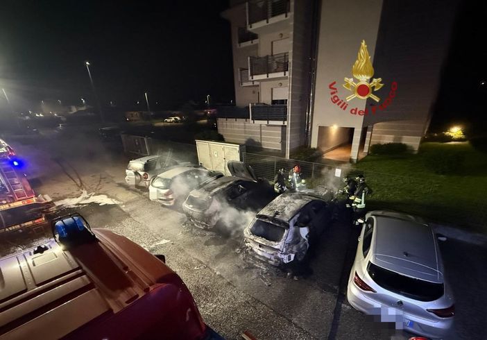 Casorate Primo: due auto in fiamme nella notte, sul posto vigili del fuoco e carabinieri