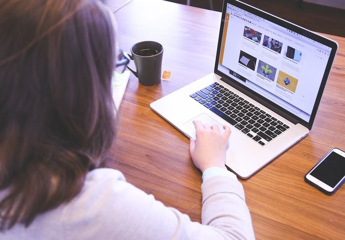 Ragazza si toglie la vita allo Iulm, la lettera dei professori: «Siamo tutti responsabili. La nostra società costruisce un pericoloso cliché di competizione e fallimento» Ragazza si toglie la vita allo Iulm, la lettera dei professori: «Siamo tutti responsabili. La nostra società costruisce un pericoloso cliché di competizione e fallimento»