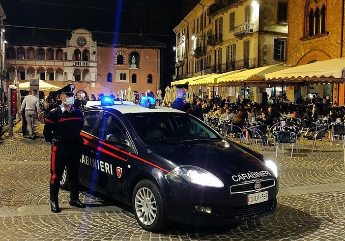 Pavia: richiama i ragazzi che fanno rumore in centro e viene malmenato, nei guai cinque giovani