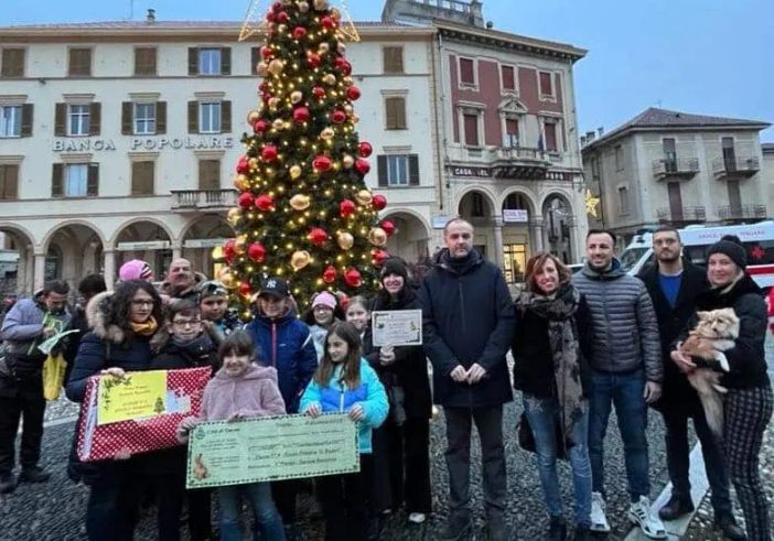 Trecate, una festa per l’accensione dell’albero di Natale Trecate, una festa per l’accensione dell’albero di Natale